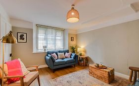 Cheerful 3 Bed Grade II Central Cottage